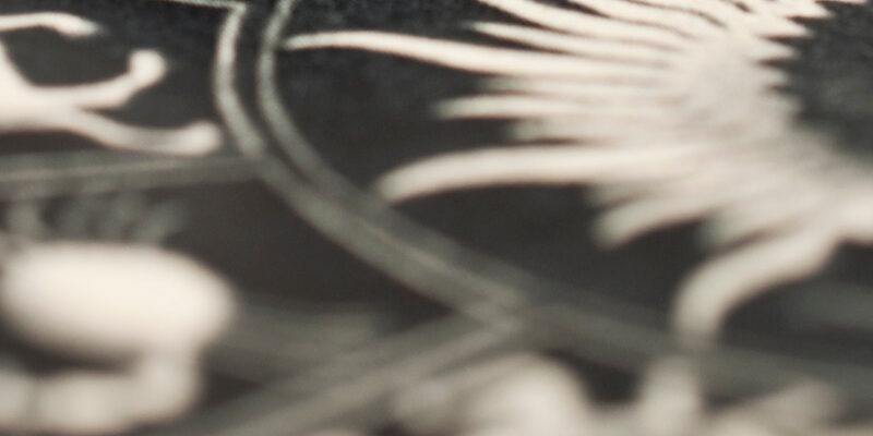 Pendel mit astrologischer Karte und Tarotkarten